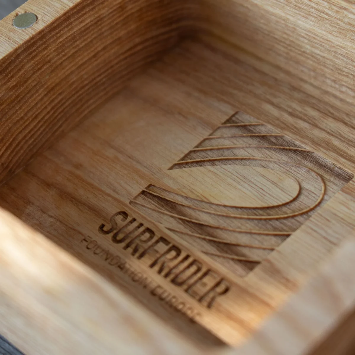 Kit Wax et Waxbox en bois gravé avec peigne « Surfrider » – Image 5