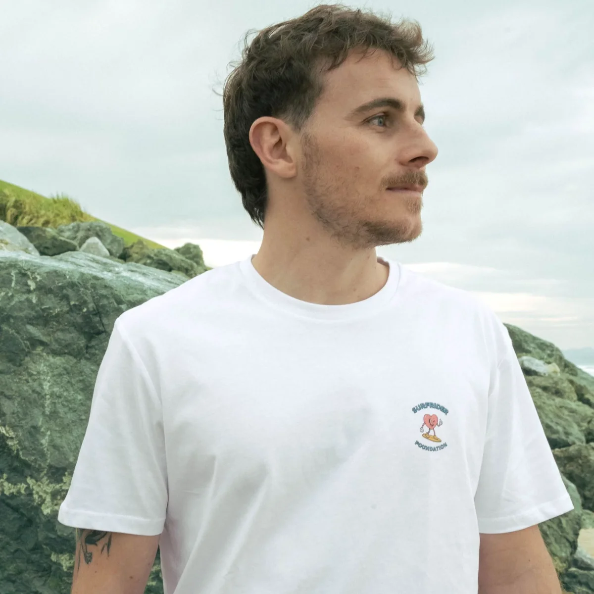 T-shirt unisexe – Cœurs sur la vague – Image 4