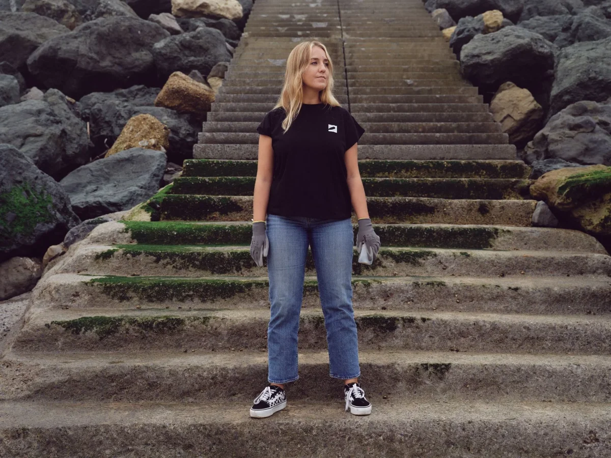 BLACK WOMAN TEE-SHIRT – WHITE SURFRIDER LOGO